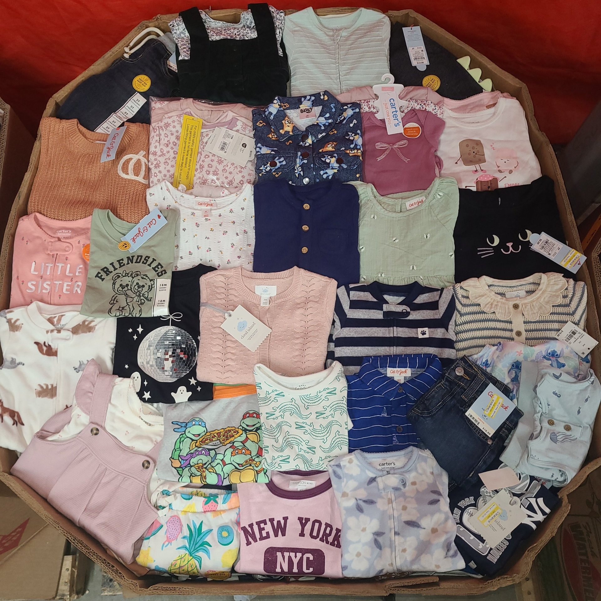Lote de bebés 0-4 años (900 prendas, ropa para Sierra)
